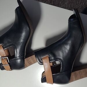 CLARK BLACK PEEP TOE ANKLE SHOSES WITH BROWN HEELS  & STRAP GREAT COND SIZE 9